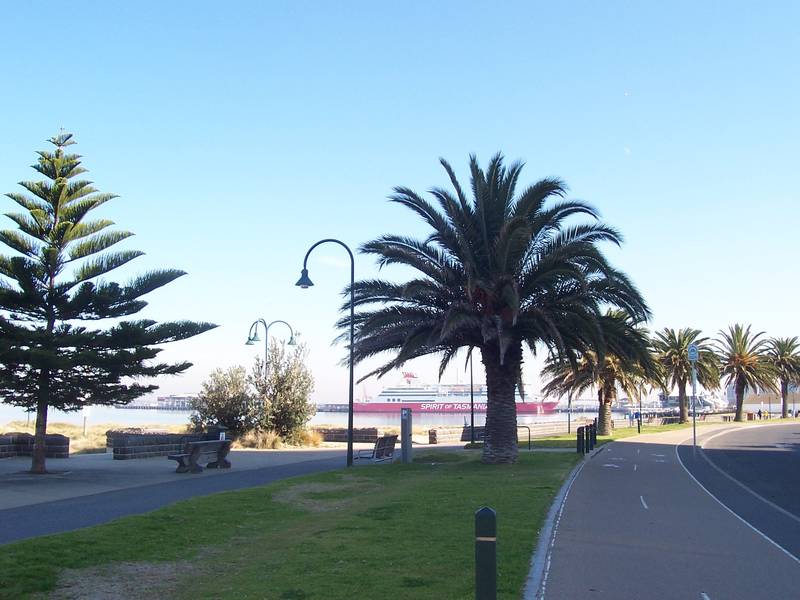 FULLY FURNISHED - AVAILABLE NOW Picture 2