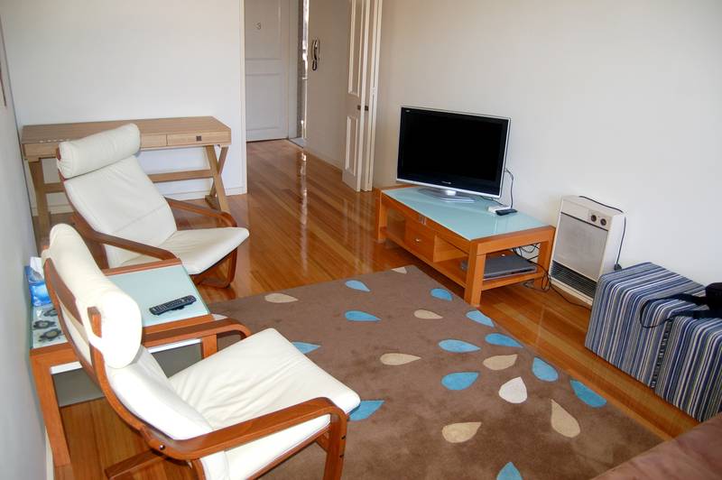 FULLY FURNISHED - AVAILABLE NOW Picture 1