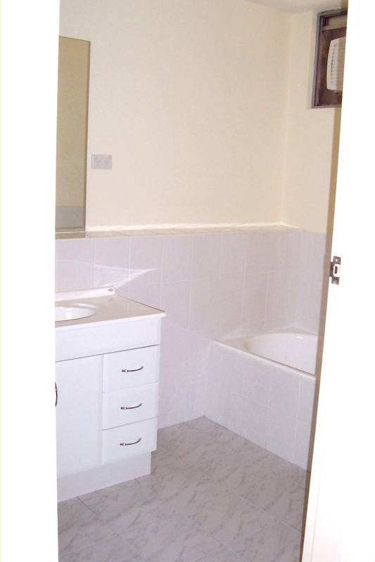 VERY LARGE COURTYARD - AVAIL NOW - MOVE IN WITHIN 24HRS Picture