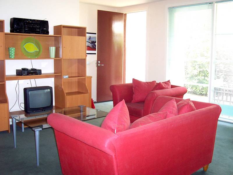 FULLY FURNISHED - AVAILABLE NOW Picture 3