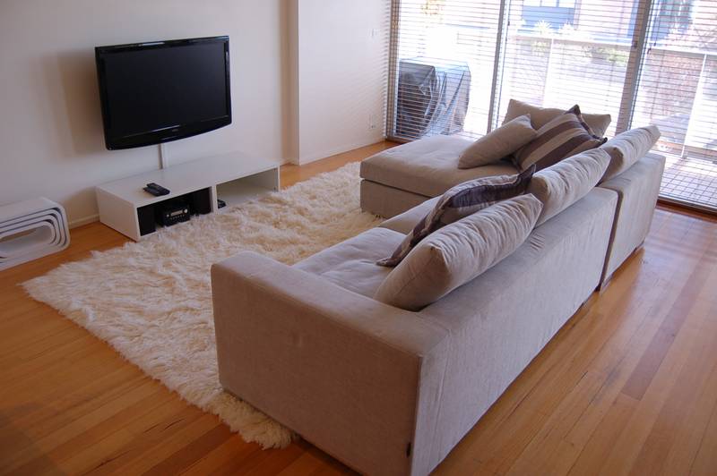 FULLY FURNISHED - AVAILABLE NOW Picture 1