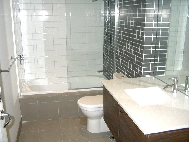 GREAT LOCATION - AVAILABLE NOW Picture 3