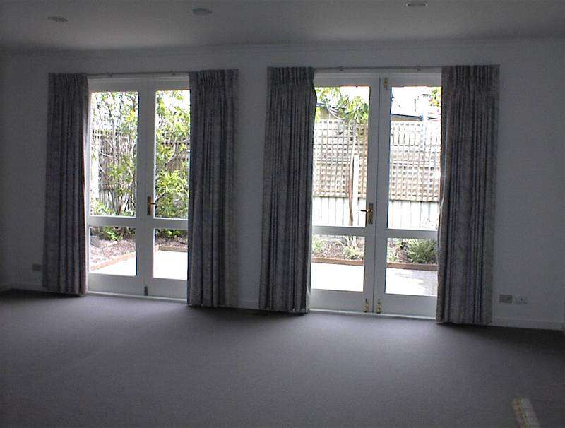 FABULOUS MODERN TOWNHOUSE - AVAILABLE 25TH OCTOBER Picture 3