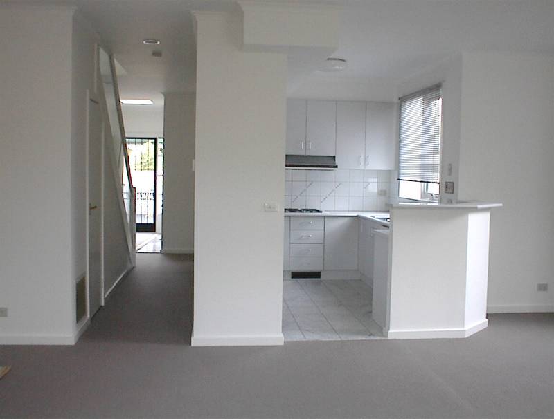 FABULOUS MODERN TOWNHOUSE - AVAILABLE 25TH OCTOBER Picture 2