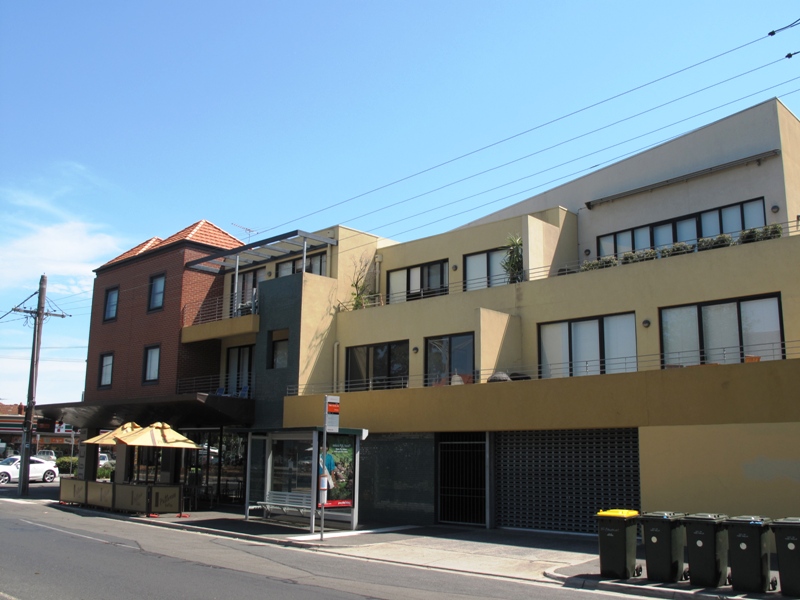 LIGHT FILLED AND SPACIOUS - AVAILABLE NOW Picture 1