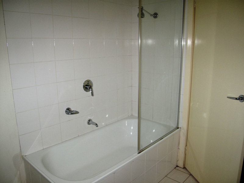 LIGHT FILLED AND SPACIOUS - AVAILABLE NOW Picture 2