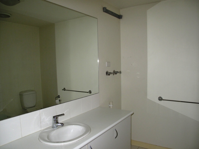 LIGHT FILLED AND SPACIOUS - AVAILABLE NOW Picture 3