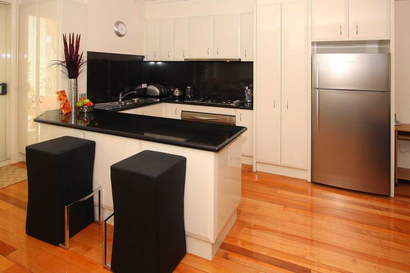 FULLY FURNISHED - AVAILABLE NOW Picture 2