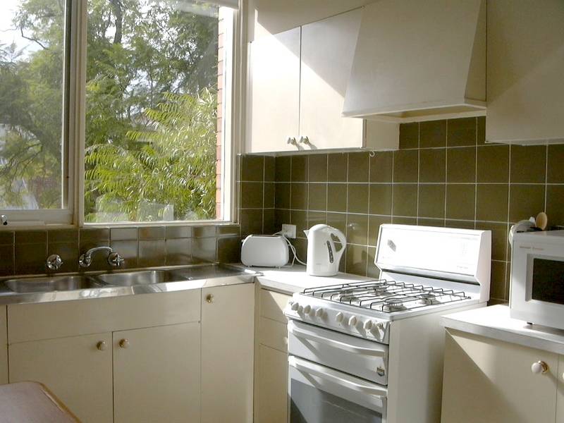 FULLY FURNISHED - AVAILABLE NOW Picture 1