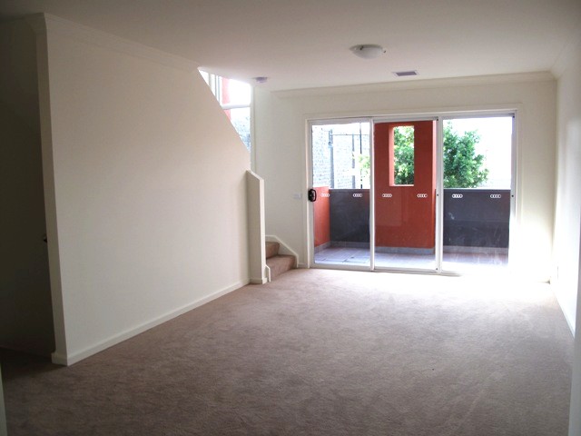 TOP VALUE TWO BEDROOM TOWNHOUSE *ONE WEEKS FREE RENT! - AVAILABLE NOW Picture 3