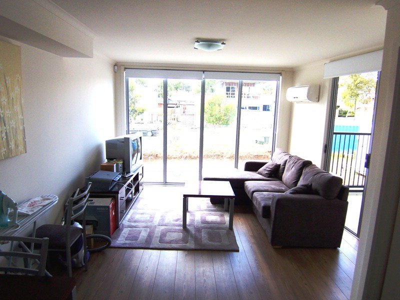 FULLY FURNISHED SHARE ACCOMMODATION - AVAILABLE NOW Picture 3