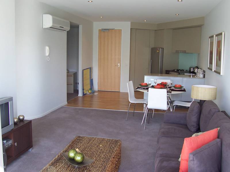 FULLY FURNISHED - AVAILABLE NOW Picture 2