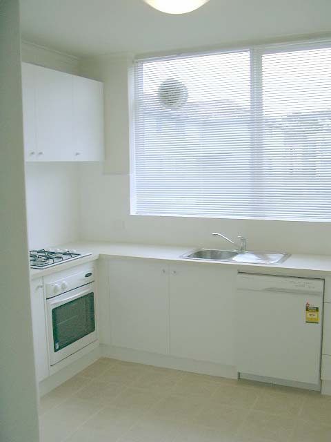 GREAT LOCATION - AVAILABLE NOW Picture 3