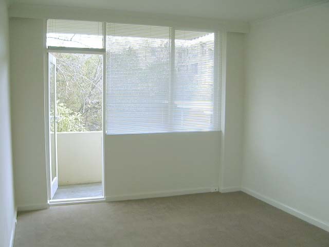 GREAT LOCATION - AVAILABLE NOW Picture 2