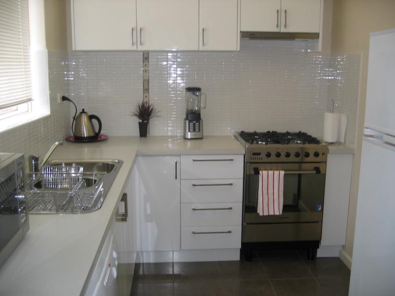 FULLY FURNISHED - AVAILABLE NOW Picture 1