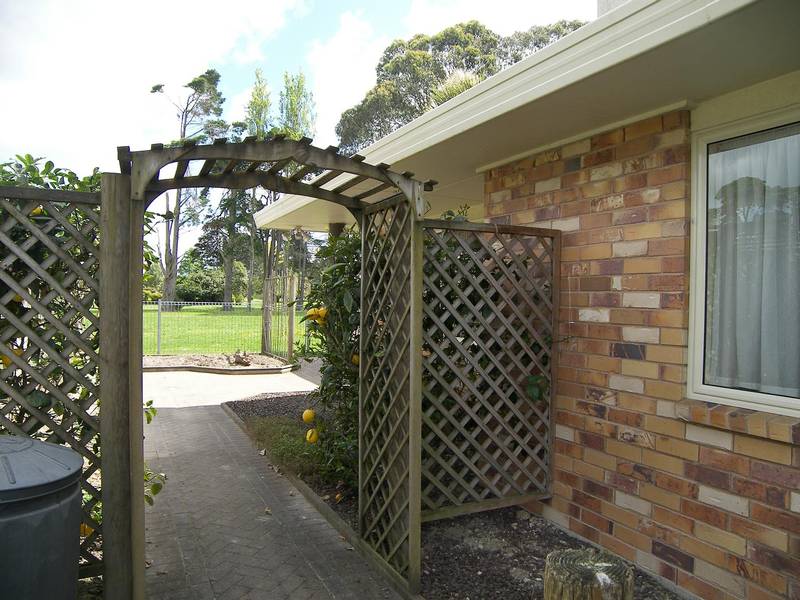 SUPER SIZED - SUPER LIVING ON GOLF COURSE EDGE Picture