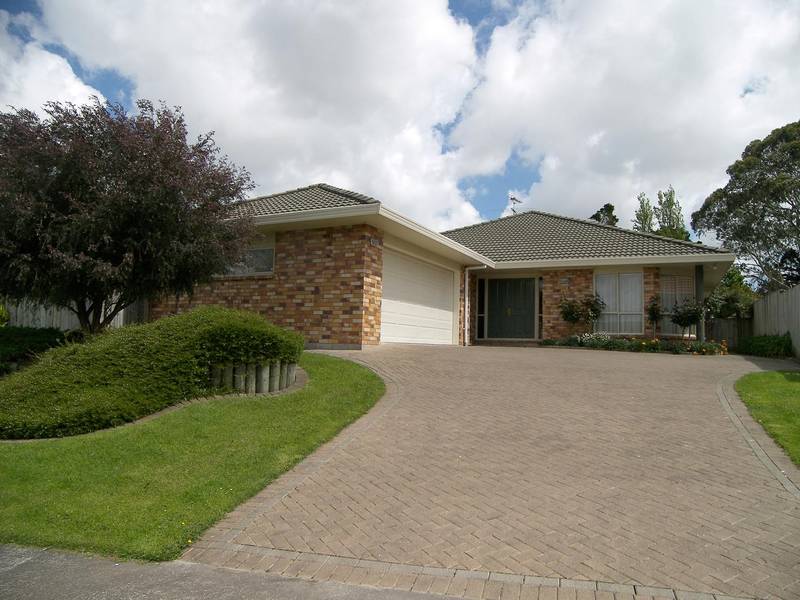 SUPER SIZED - SUPER LIVING ON GOLF COURSE EDGE Picture