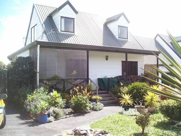 Colonial Styled Townhouse in Manukau Picture