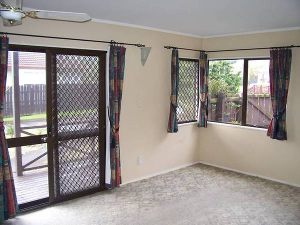 Colonial Styled Townhouse in Manukau Picture