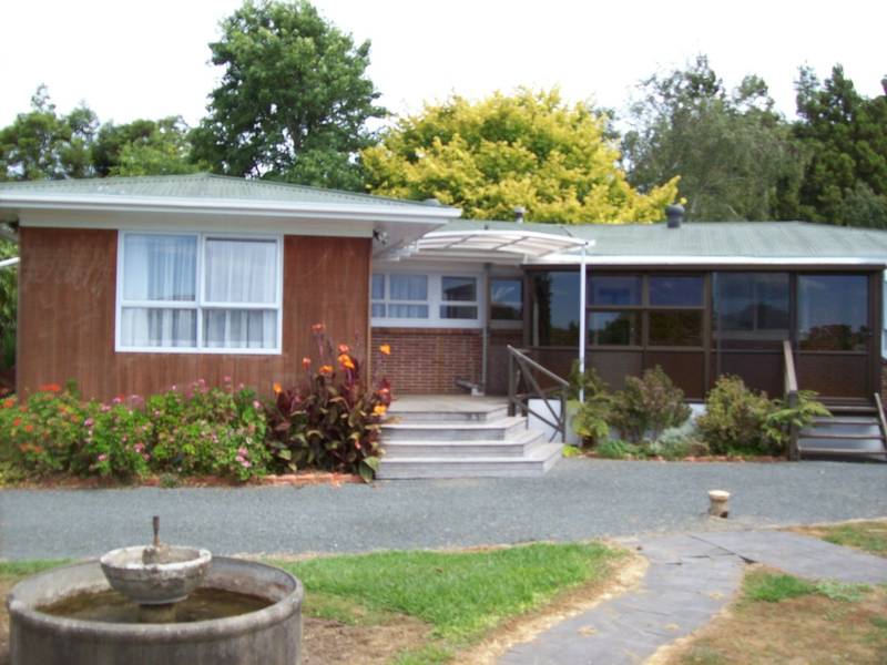 Rural home with loads of garaging/parking Picture