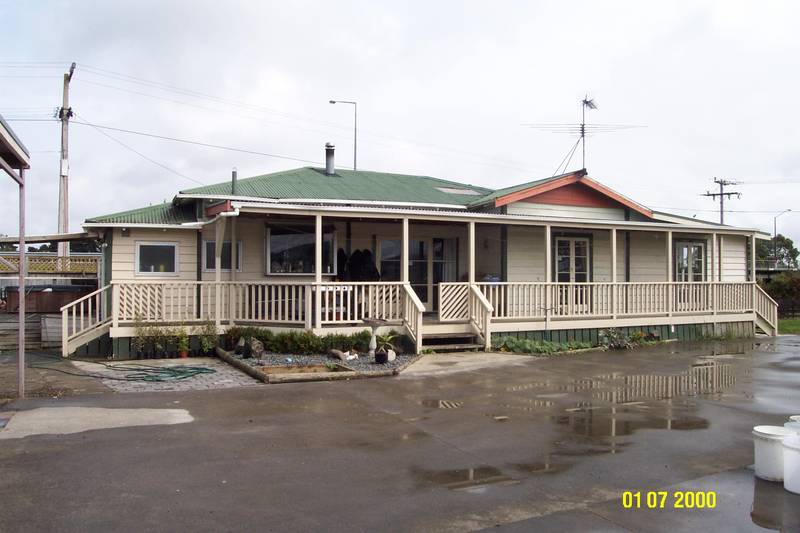 Rural Home on the Edge of Drury Picture 1