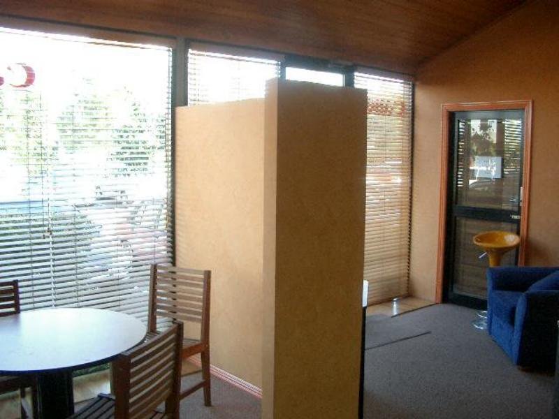 OFFICE WITH WAREHOUSE/STORAGE Picture 2