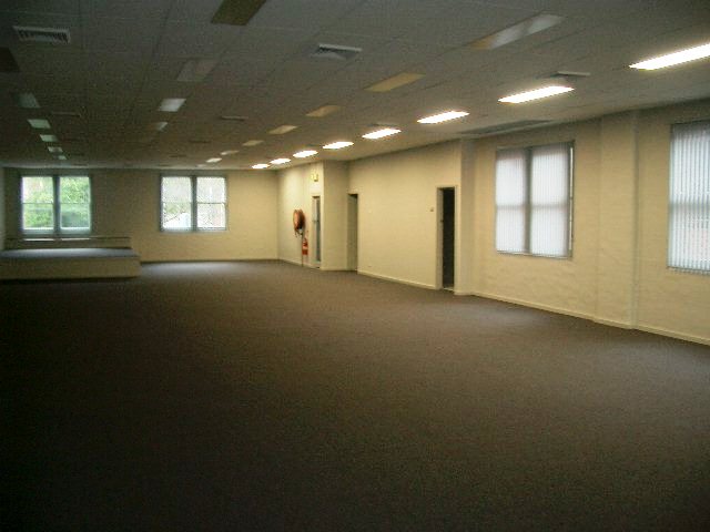 REFURBISHED OFFICE WITH PARKING Picture 3