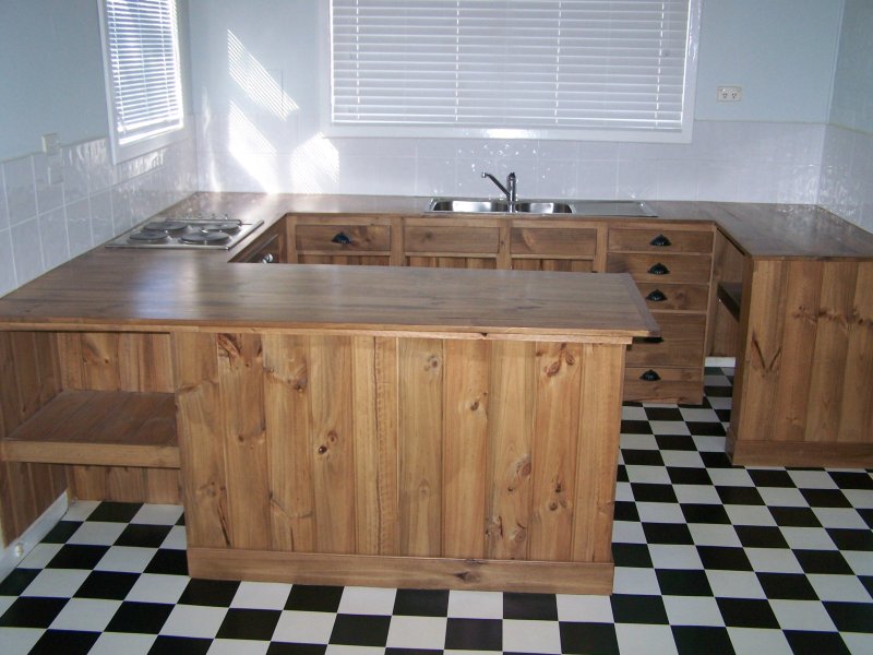 INVITING FAMILY HOME Picture 3