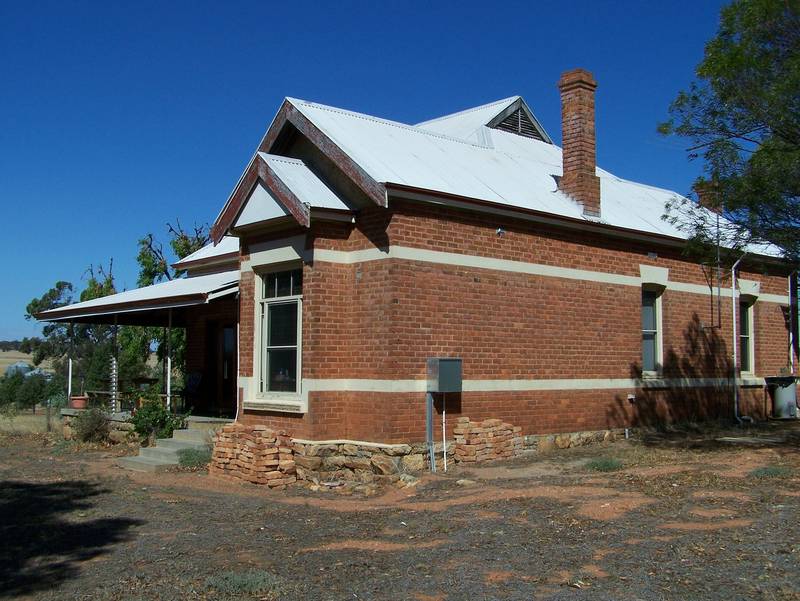 CLASSIC FARM HOMESTEAD! Picture 1