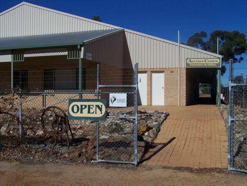 Massive Showroom, Office complex, Development Site! Picture 2