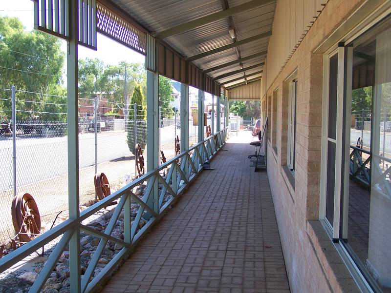 Massive Showroom, Office complex, Development Site! Picture 1