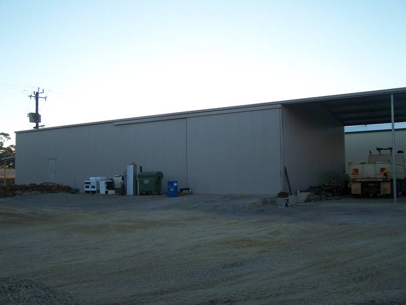 Over 400m2 workshop and large yard space
Make an Offer !! Picture 3