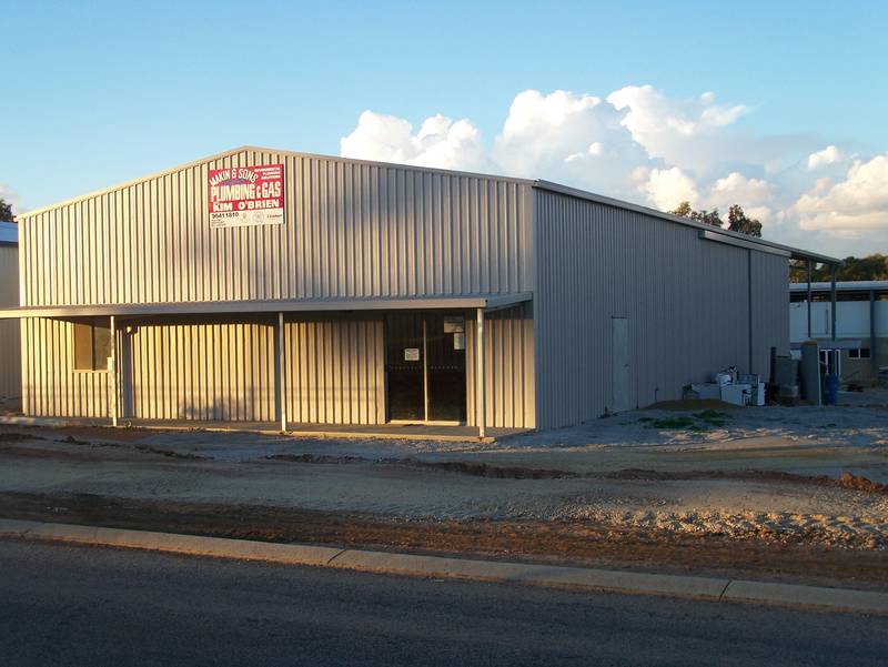 Over 400m2 workshop and large yard space
Make an Offer !! Picture 2