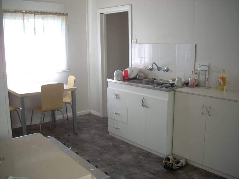 Large Neat & Tidy 2 Bedroom Home Picture 2