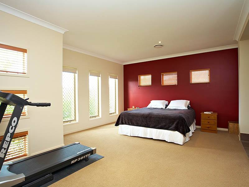 Pool, Separate Lounge, Great Yard, Timber Floors! Picture 2