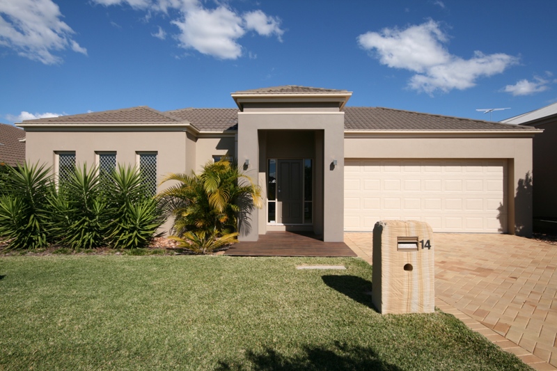 Pool, Separate Lounge, Great Yard, Timber Floors! Picture 1