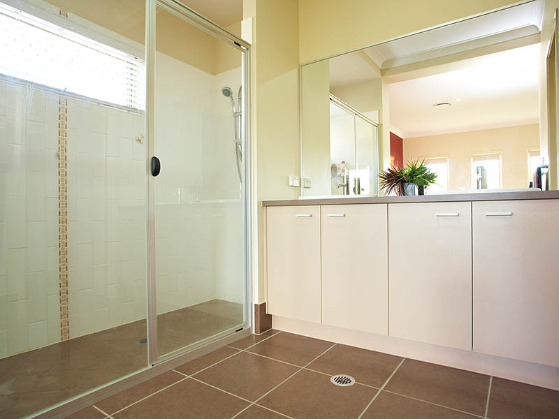 Pool, Separate Lounge, Great Yard, Timber Floors! Picture 3