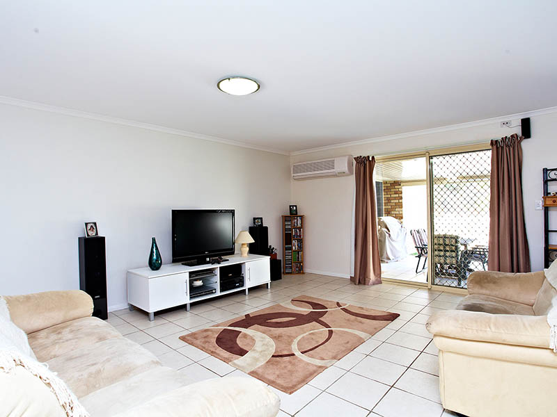 640m2 block, 4bed+study, pool, solar Picture 2