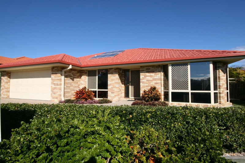 640m2 block, 4bed+study, pool, solar Picture 1