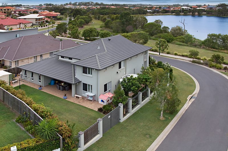 Huge Lakefront Home! Picture 3