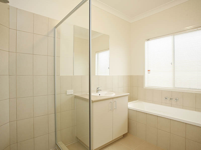 New Contemporary Four Bedroom Home in North Lakes Picture 3