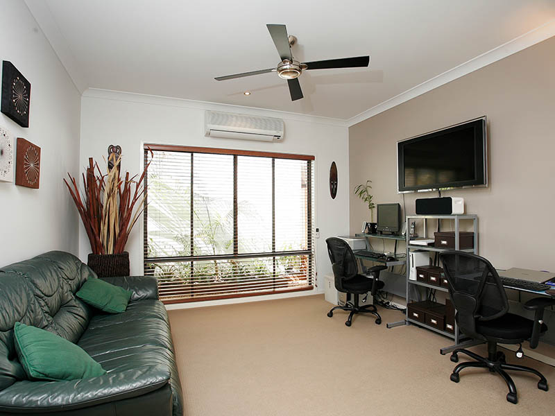 Beautiful 4 bedroom Home with Pool Picture 2