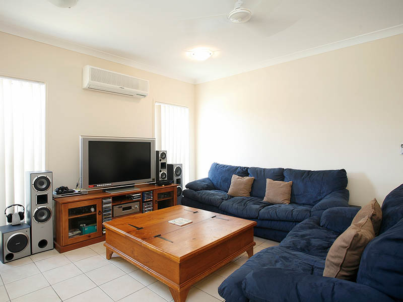 Four Bedroom home overlooking bushland Picture 3