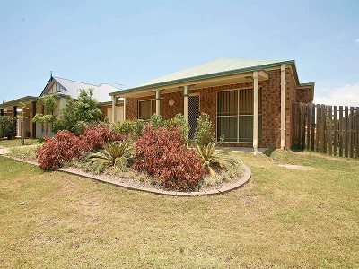 Four Bedroom home overlooking bushland Picture