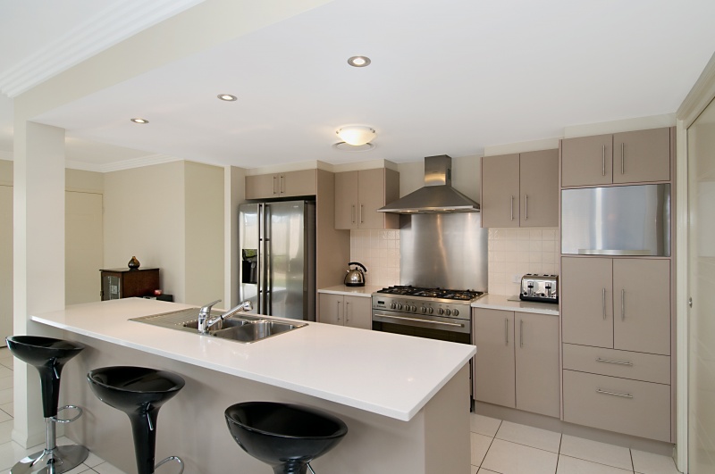 Pool, Side Access, Parkland, 5 Bedrooms!...... Picture 3