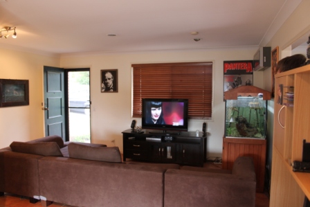 Fabulous Family Home and Sparkling Pool! Picture 3