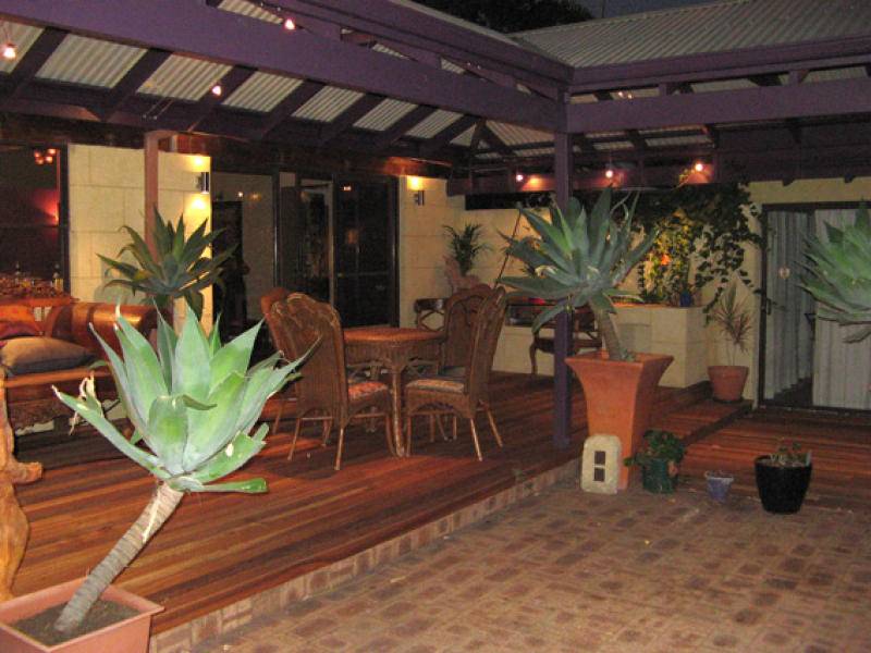 THE ENTERTAINER Picture 2