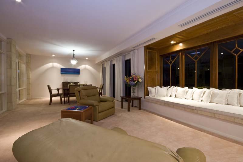 ESTATE LIVING Picture 2