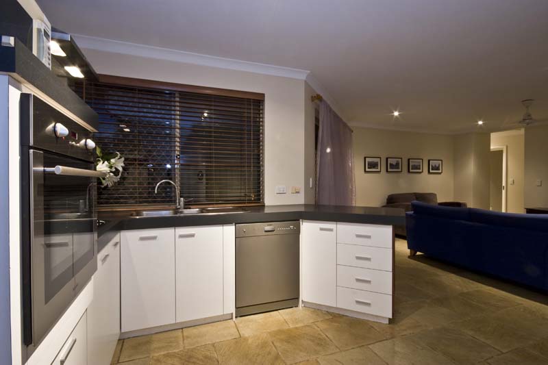 IMPECCABLY PRESENTED OUTSTANDING VALUE. Picture 3