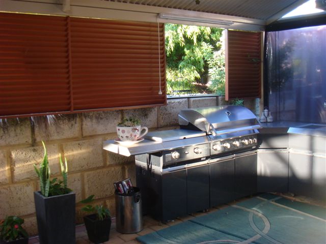 THE ENTERTAINER Picture 3